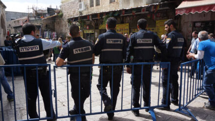 Mit einem vergrößerten Polizeiaufgebot versucht Israels Premier Netanjahu dem Terror zuvorzukommen (Archivbild)