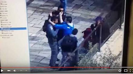 Eine Überwachungskamera zeigt, wie ein Palästinenser plötzlich auf einen israelischen Polizisten einsticht