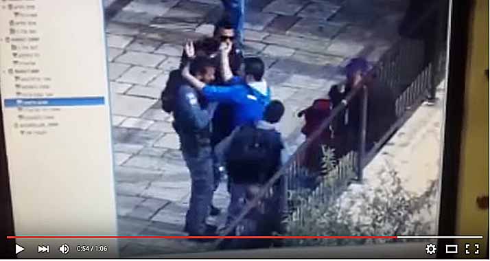 Eine Überwachungskamera zeigt, wie ein Palästinenser plötzlich auf einen israelischen Polizisten einsticht