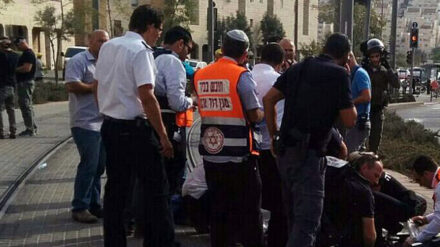 Sanitäter sind nach einem Messerangriff im Jerusalem Stadtteil Pisgat Se'ev im Einsatz