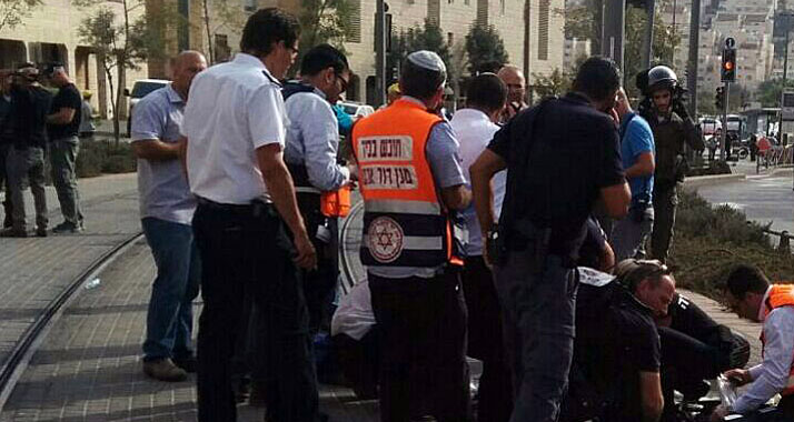 Sanitäter sind nach einem Messerangriff im Jerusalem Stadtteil Pisgat Se'ev im Einsatz
