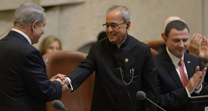 Der israelische Premierminister Netanjahu grüßt den indischen Präsidenten Mukherjee in der Knesset