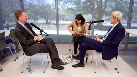 In einem Radiointerview kündigt US-Außenminister Kerry eine Nahost-Reise an