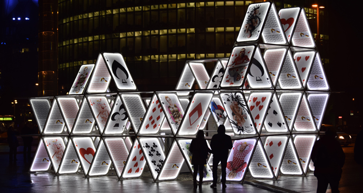 Die Installation „House of Cards“ der deutsch-israelischen Künstlergruppe „OGE Creative Group“ auf dem Potsdamer Platz in Berlin