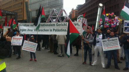 Bei einer pro-palästinensischen Kundgebung demonstrierten Menschen in Berlin unter dem Motto „Stoppt den israelischen Staatsterror“