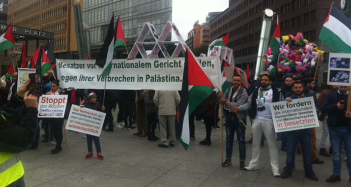 Bei einer pro-palästinensischen Kundgebung demonstrierten Menschen in Berlin unter dem Motto „Stoppt den israelischen Staatsterror“