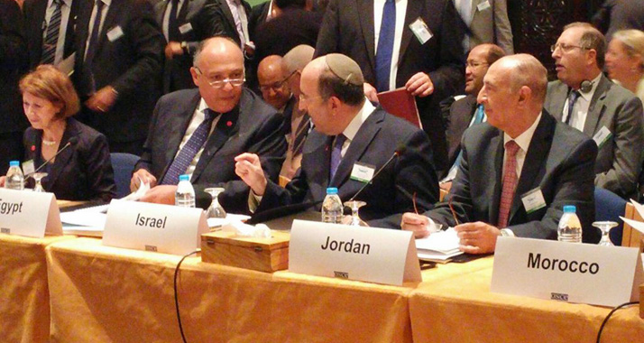 Der Israeli Dore Gold saß bei der Konferenz zwischen den Außenministern von Ägpten und Jordanien