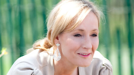 Die britische Autorin J.K. Rowling hat mit „Harry Potter” hunderte Millionen Pfund verdient – nun setzt sie sich dafür ein, dass Israel normal behandelt wird.
