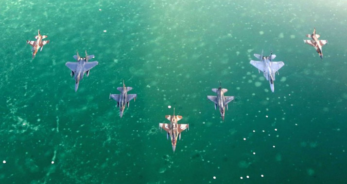 In Formation: Kampfflugzeuge bei der „Blaue Flagge“-Übung über dem Toten Meer