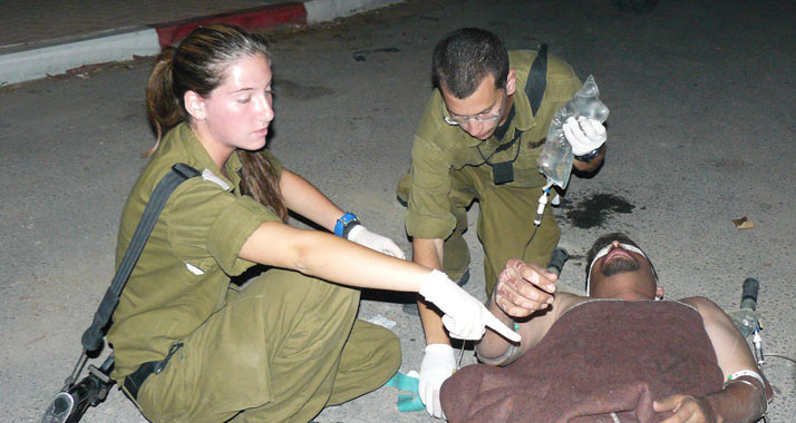 Israelische Armeeärzte behandeln einen Palästinenser (Symbolbild)