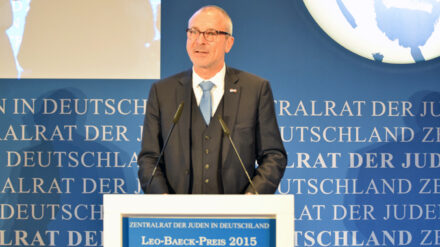 Volker Beck (MdB) ist in Berlin mit dem Leo-Baeck-Preis 2015 für sein Engagement gegen Antisemitismus geehrt worden