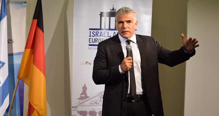 Jair Lapid appellierte an die Parlamentarier, Israel in schwieriger Zeit den Rücken zu stärken