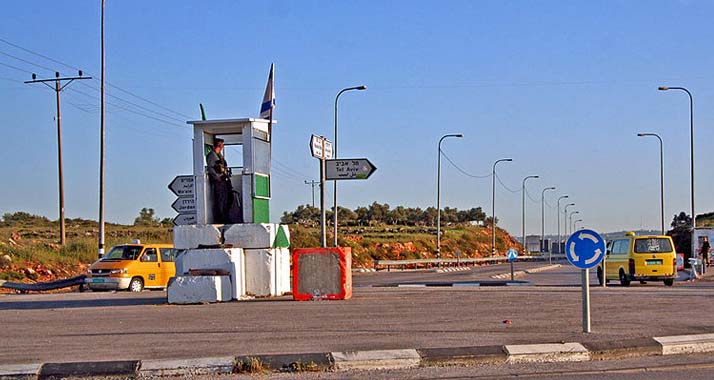 An der Tapuah-Kreuzung ist ein Palästinenser mit seinem Auto in eine Gruppe Israelis gefahren