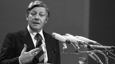 Lieferte sich einen Schlagabtausch mit Israels Premier Begin: der verstorbene Altkanzler Schmidt