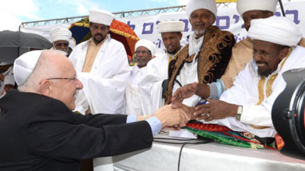 Der israelische Präsident Reuven Rivlin grüßt äthiopische Würdenträger auf dem „Sigd"-Fest in Jerusalem
