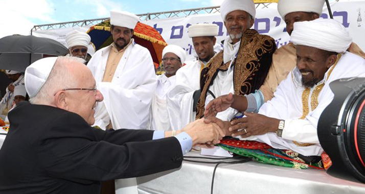 Der israelische Präsident Reuven Rivlin grüßt äthiopische Würdenträger auf dem „Sigd"-Fest in Jerusalem