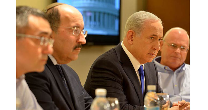 Netanjahu berät mit Kollegen im Raum für Lagebesprechung des Außenministeriums