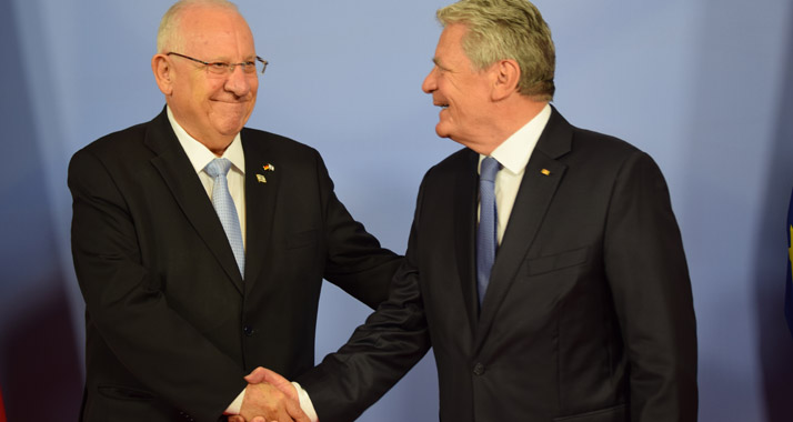 Anlässlich der Feierlichkeiten zum 50-jährigen Jubiläum trafen sich die Präsidenten Rivlin und Gauck in Berlin