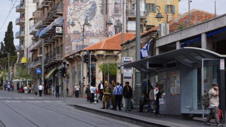 Auf der Jaffa-Straße in Jerusalem haben zwei junge Palästinenserinnen mit Scheren auf Fußgänger eingestochen