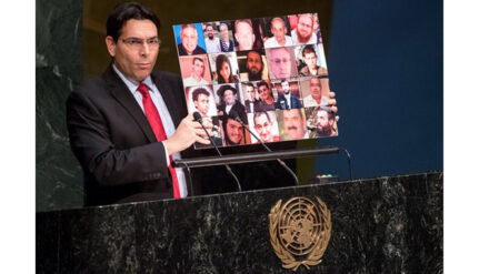 Danny Danon hielt während seiner Rede vor den UN ein Poster hoch, das getötete Israelis zeigt