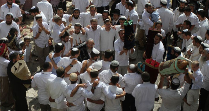 Feiern in Widrigkeit: Juden haben an Anschlagsorten auch schon einmal die Torah gefeiert (Symbolbild)