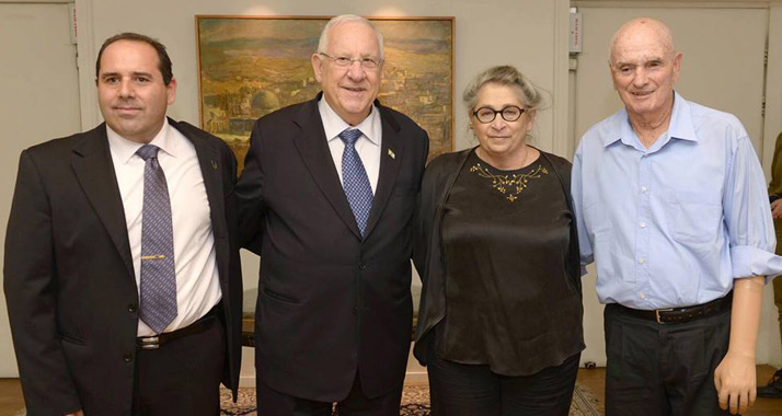 Zwei Kriegsversehrte mit dem Präsidentenehepaar: Sagi Benau (l.) und Usi Mor (r.)