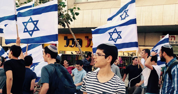 Flagge zeigen gegen Terror: Jugendliche versuchen, in Jerusalem Frohsinn zu verbreiten