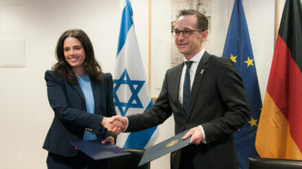Die israelische Justizministerin Schaked und ihr deutscher Amtskollege Maas bei der Unterzeichnung der gemeinsamen Erklärung