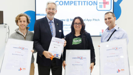 Messe-Geschäftsführer Joachim Schäfer mit den Siegern: (v.l.) Benjamin Choukroun („Smoke Catchers“), Maren Lesche („Talkitt“) und Donny Rose („MobileODT“)