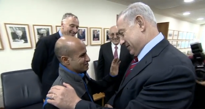Uda Tarabin (l.) freut sich sichtlich, frei zu sein - hier bei der Begrüßung durch Premierminister Benjamin Netanjahu