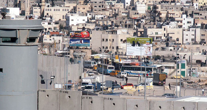 Bei der Razzia im Flüchtlingslager Kalandija griffen zwei Palästinenser Sicherheitskräfte mit ihren Fahrzeugen an.