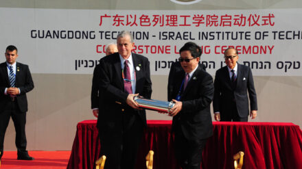 Der Kanzler des neuen Instituts Li Jiange (r.) und der israelische Nobelpreisträger Aaron Ciechanover bei der Grundsteinlegung