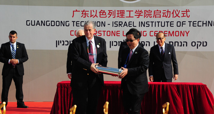 Der Kanzler des neuen Instituts Li Jiange (r.) und der israelische Nobelpreisträger Aaron Ciechanover bei der Grundsteinlegung