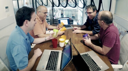 Die beiden „The Right Cup“-Gründer Isaac Lavi (h.l.) und Eres Rubinstein (h.r.)