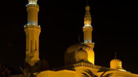 Zum Prophetengeburtstag werden die Moscheen häufig hell beleuchtet, der Tag wird vielfach als Lichterfest begangen