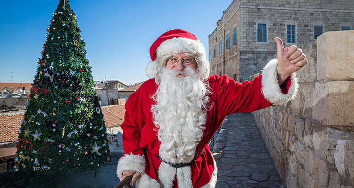Ein Weihnachtsbaum und der Weihnachtsmann in Jerusalem – das Tourismusministerium ist um weihnachtliche Stimmung in der Hauptstadt bemüht