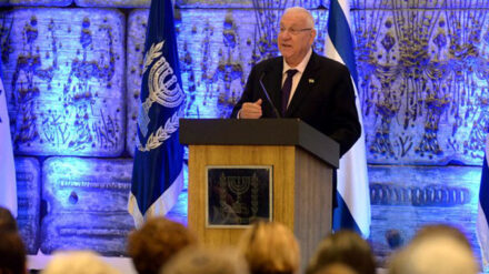 Rivlin freut sich über ein hebräisches Straßenschild wie über eine Israelflagge auf einem Mast