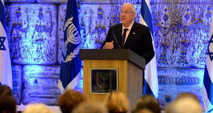 Rivlin freut sich über ein hebräisches Straßenschild wie über eine Israelflagge auf einem Mast