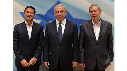 Cohen (l.) und sein Vorgänger Pardo (r.) mit Premierminister Netanjahu