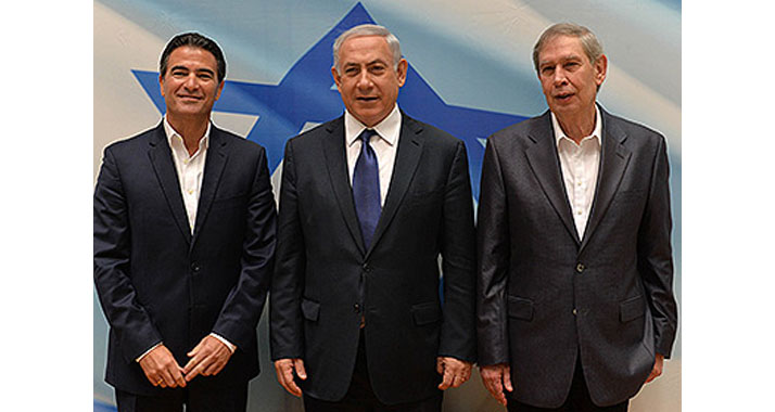 Cohen (l.) und sein Vorgänger Pardo (r.) mit Premierminister Netanjahu
