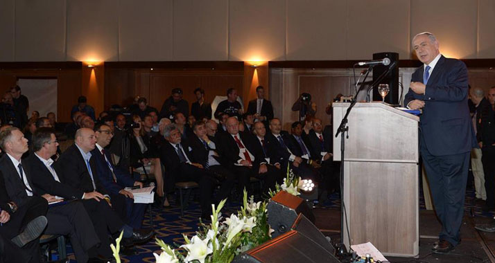 Vor versammelten Journalisten erklärte Netanjahu die Sicht der Regierung