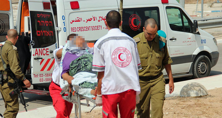 Das Internationale Rote Kreuz sagt, der Palästinensische Rote Halbmond hat sich nach einem Terroranschlag richtig verhalten. Auf dem Foto wird ein verletzter Palästinenser aus dem Gazastreifen in ein israelisches Feldkrankenhaus gebracht. (Symbolbild)