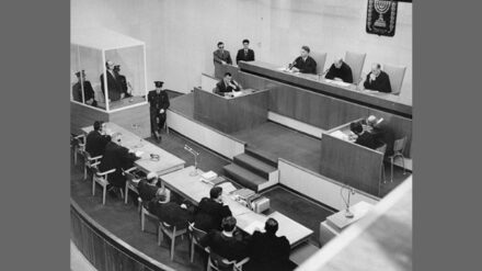 An dem verkündeten Todesurteil änderte sich auch durch das Gnadengesuch von Eichmann (im Glaskasten) nichts mehr