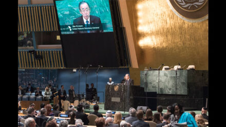 Ban Ki-Moon bezweifelt nicht, dass der Holocaust sich ereignete – im Gegensatz zu Ajatollah Chamenei