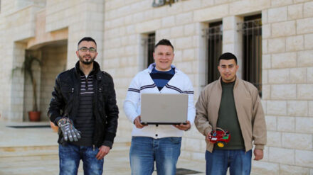 Diese drei Studenten sind stolz auf den Handschuh, den sie entwickelt haben