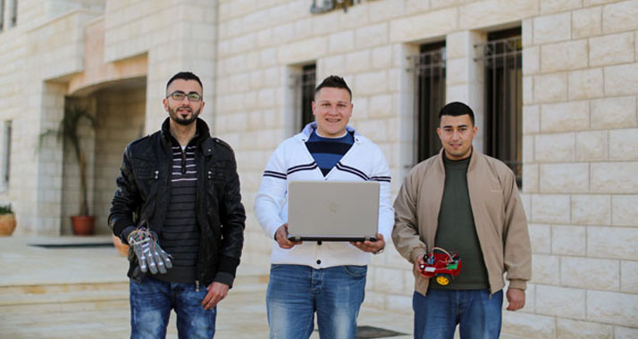 Diese drei Studenten sind stolz auf den Handschuh, den sie entwickelt haben