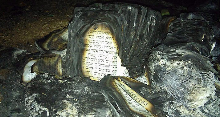 Die Überreste der verbrannten Torah-Rollen aus der Gedenksynagoge