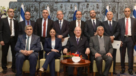 Rivlin (1. Reihe, 2.v.r.) und Schaked mit den islamischen Richtern