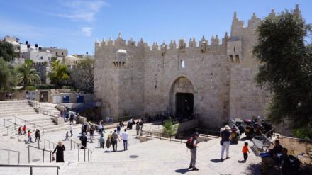 Nahe des Damaskustors haben am Sonntag zwei Palästinenser das Feuer auf israelische Polizisten eröffnet