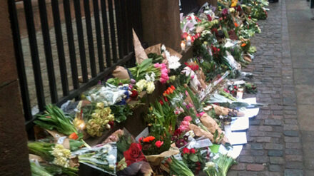 Blumen vor der Kopenhagener Synogoge, wo der Täter nach dem Anschlag auf ein Café den jüdischen Wachmann Dan Usan erschoss